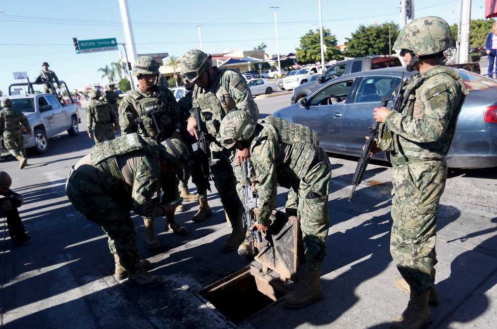 Vojáci při přípravě na zatčení Guzmána