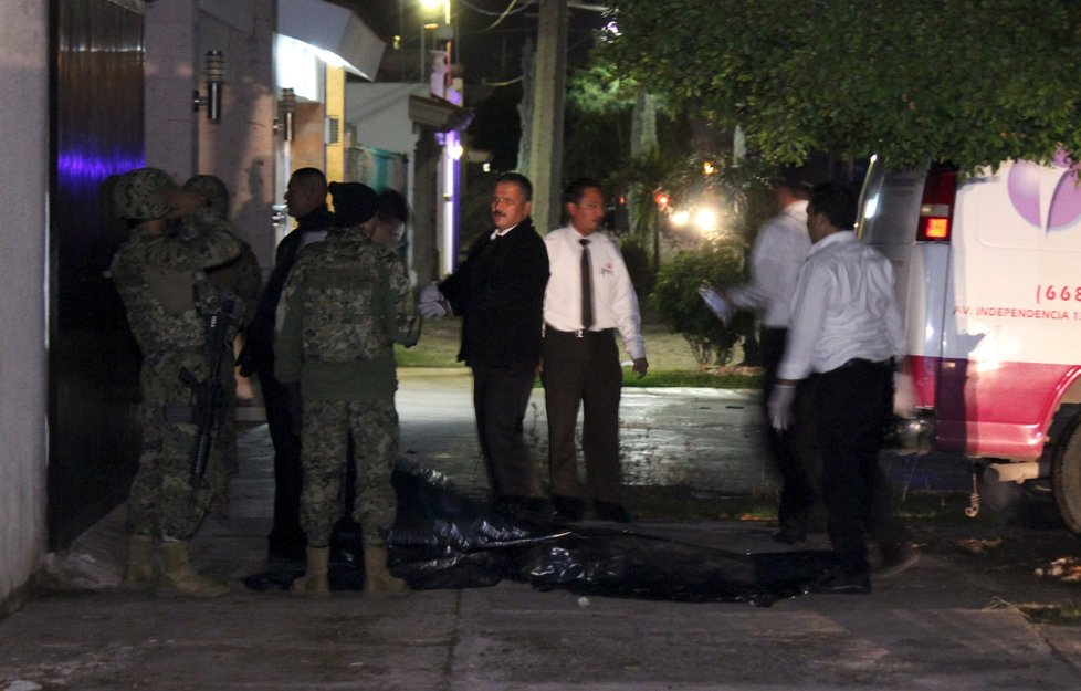 V Mexiku opět zatkli narkobarona Joaquína „Prcka“ Guzmána. při zatýkání bylo 5 lidí zastřeleno.