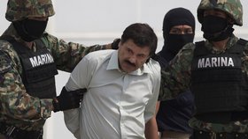 Narkobaron Guzmán utekl z vězení díky komplicovi. (Foto z jeho předešlého zadržení)