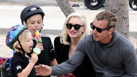 Děti jsou všechny stejné! Oba synové Gwen Stefani a Gavina Rossdale "bojují" s nanuky v parku v Santa Monice.
