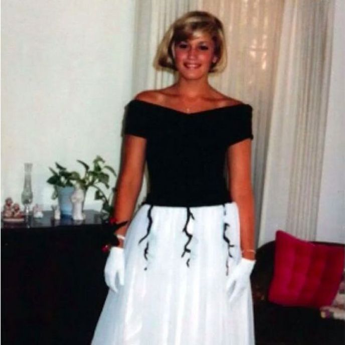 Jestli vám šaty, které měla Gwen Stefani na maturitním plese v roce 1987 povědomé, není se čemu divit. Ušila jí je její maminka a jsou inspirovány Grace Kelly. Měla totiž podobné ve filmu Rear Window. 