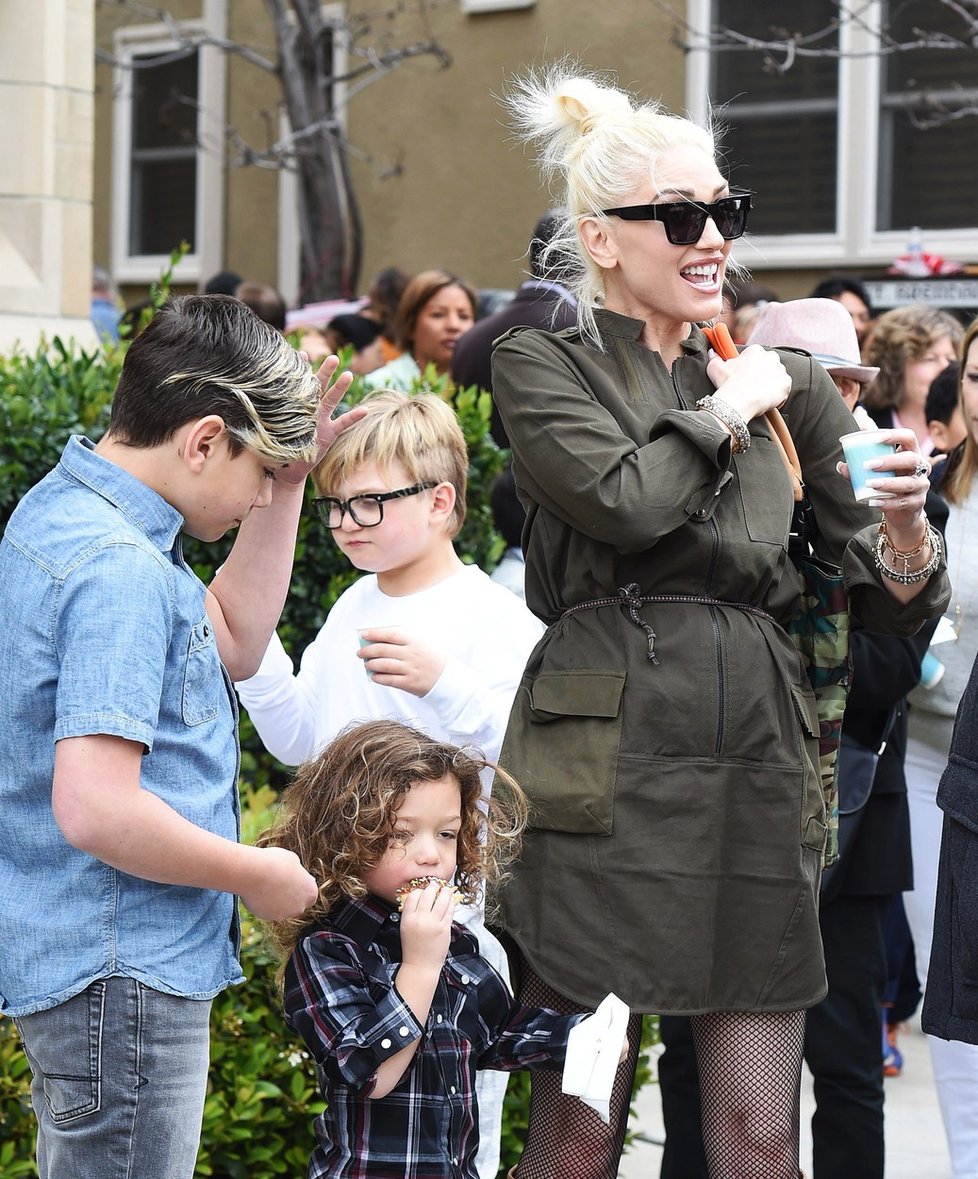 Zpěvačka  Gwen Stefani s dětmi  - syn Apollo Rossdale a dcera Kingston Rossdale - míří na nedělní bohoslužbu do kostela v Los Angeles.