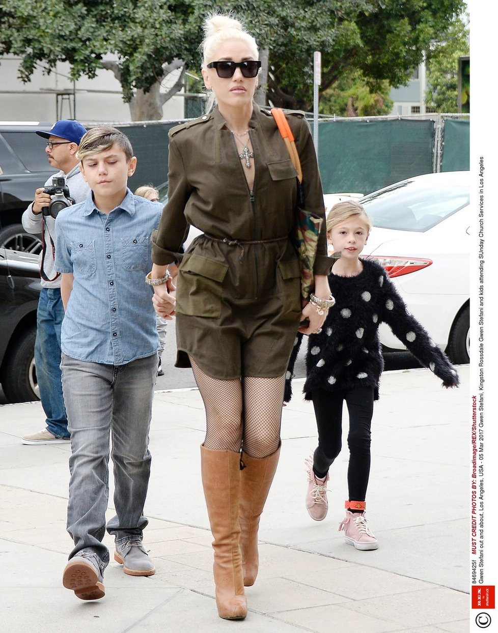 Zpěvačka  Gwen Stefani s dětmi  - syn Apollo Rossdale a dcera Kingston Rossdale - míří na nedělní bohoslužbu do kostela v Los Angeles.