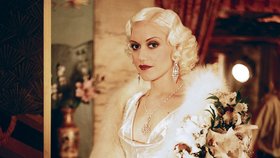 Gwen Stefani (39) - Zpěvačka Gwen Stefani si cizí image půjčuje často. V roce 2004 si například zahrála ve filmu Letec jinou slavnou hollywoodskou krásku Jean Harlow, která ovšem v jejím podání vypadala spíše jako božská Marilyn.