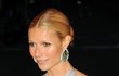 Gwyneth Paltrow (39) - Americká herečka (Film: Zamilovaný Shakespeare). Vždy křehce vyhlížející kráska se za své tělo rozhodně nestydí, ale ukazovat ho na každém rohu nepatří mezi její priority. Stačí malý kousek vyčnívajícího poprsí a efektu bylo dosaženo. Gwyneth nemusí dělat dámu, protože dámou je.