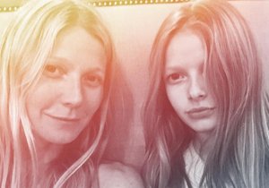 Gwyneth  Paltrow - na snímku se svou dcerou Apple - na svém blogu GOOP svého času psala o tom, že za zvýšený výskyt autismu, astmatu i rakoviny může používání šamponů. Kromě toho dětem dovolovala televizi jen ve francouzštině nebo španělštině.