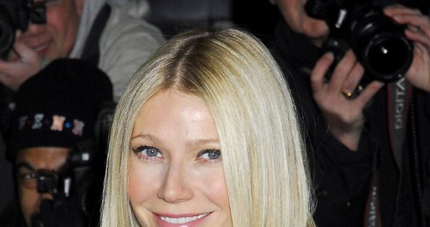 Gwyneth Paltrow znovu ožila. Překonala krizi v manželství, ostříhala vlasy a nakoupila spistu nových krásných bot, kterými je teď proslulá.