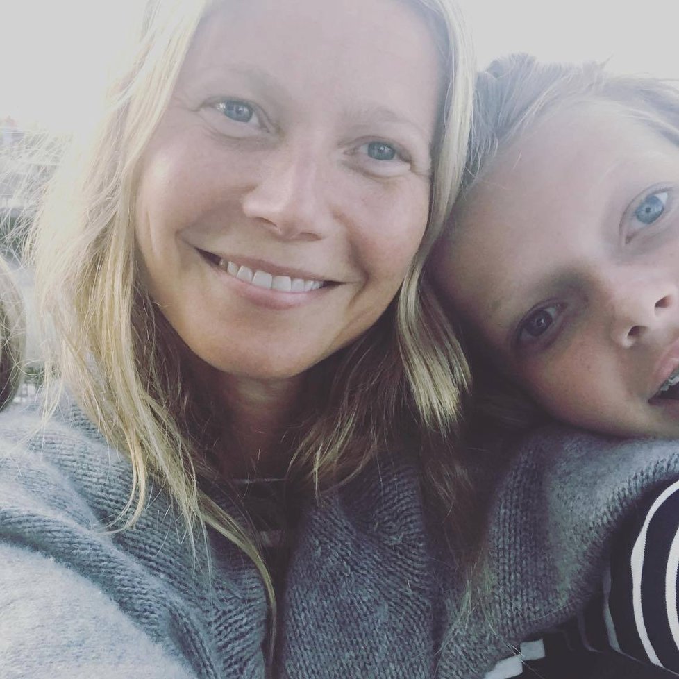 &#34;Všechno, co v životě dělám, je pro ni (a jejího bratra),&#34; napsala Gwyneth Paltrow (45) k fotce. Touto fotkou symbolicky oslavila Mezinárodní den dívek, který byl 11. října.