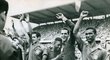 Mladý Pelé se opírá o brankáře Gylmara Dos Santose po brazilském triumfu na MS 1958