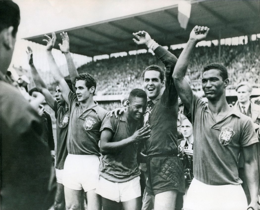 Mladý Pelé se opírá o brankáře Gylmara Dos Santose po brazilském triumfu na MS 1958
