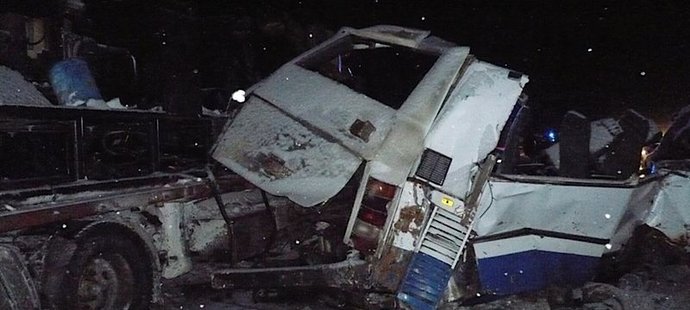 Autobusem s mladými gymnastkami projel nákladní vůz. Následky byly tragické - 12 mrtvých a 20 zraněných.