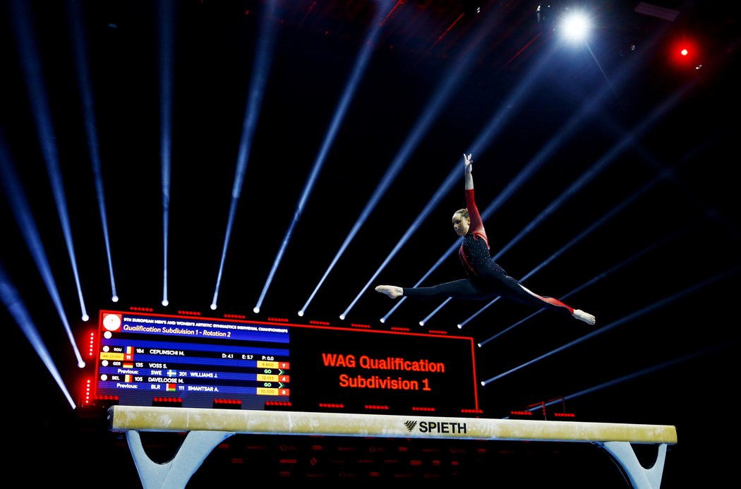 Německá gymnastka Sarah Vossová a její neobvyklý úbor