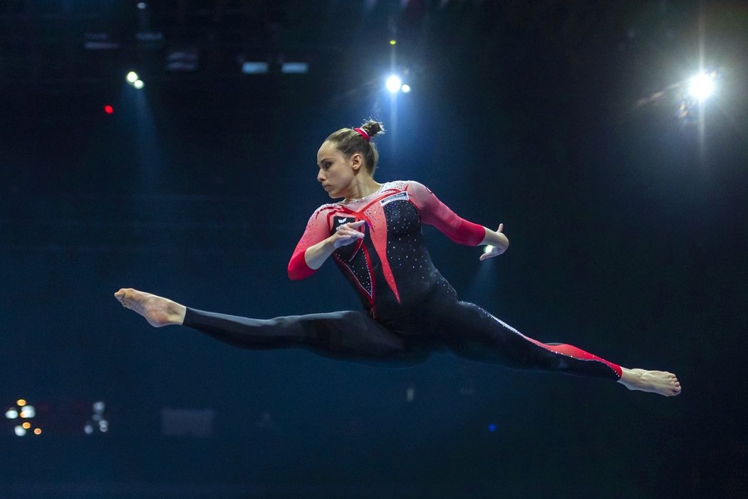 Německá gymnastka Sarah Vossová a její neobvyklý úbor