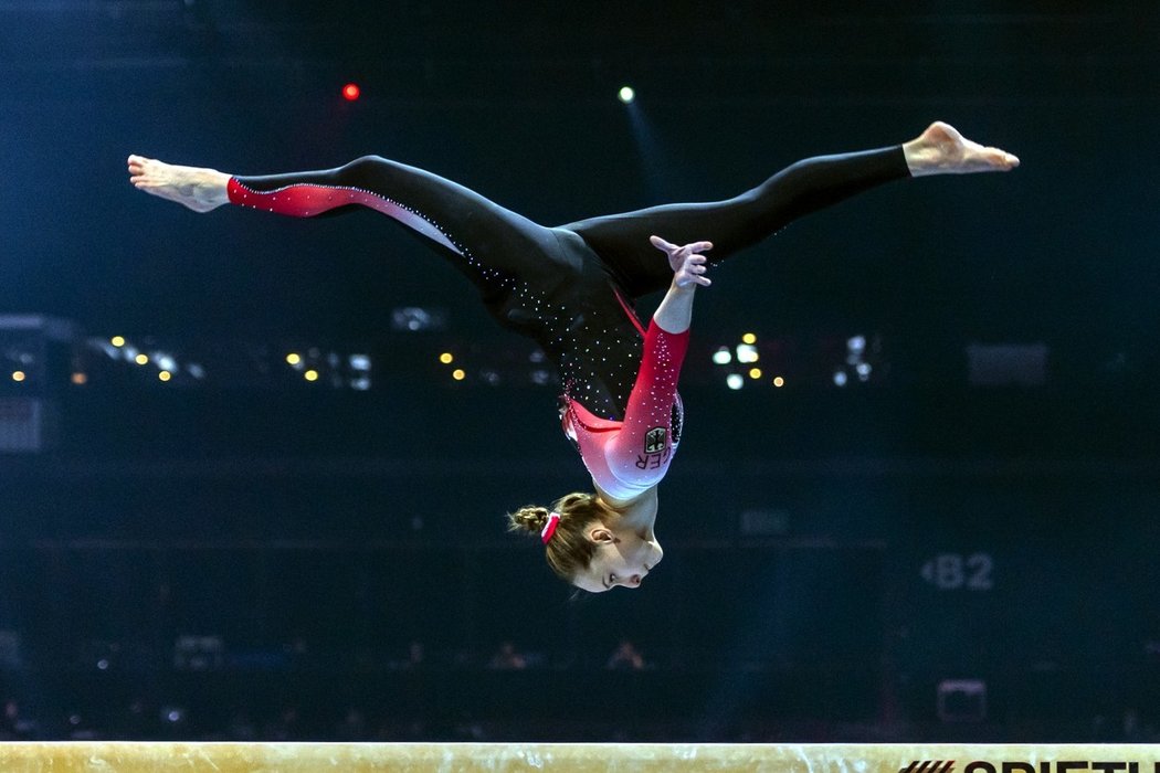 Německá gymnastka Sarah Vossová a její neobvyklý úbor