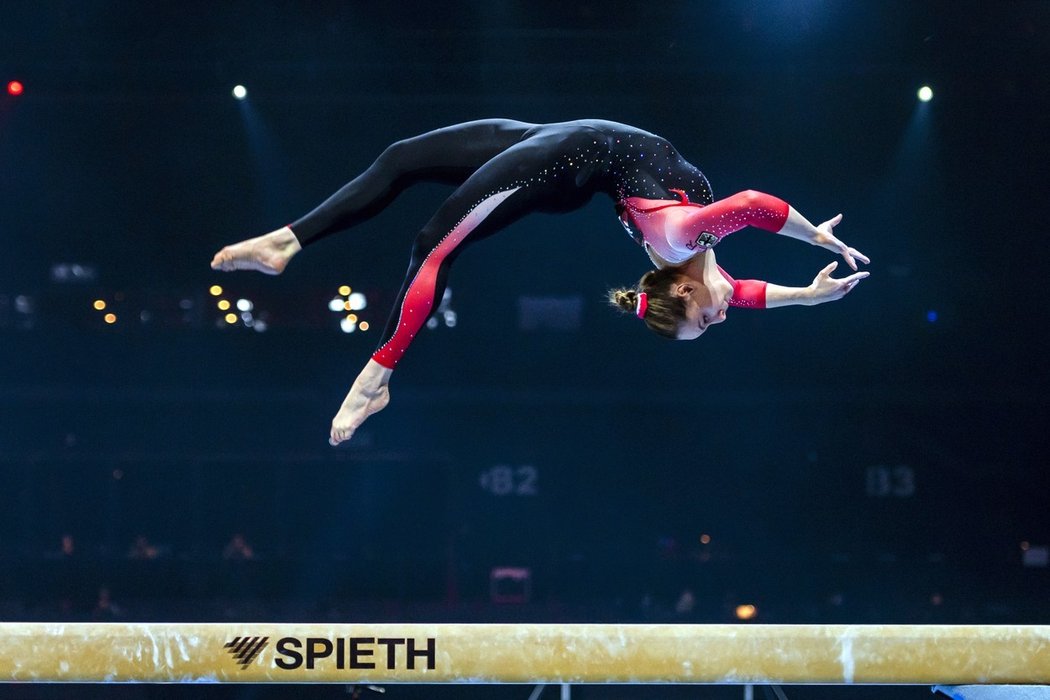 Německá gymnastka Sarah Vossová a její neobvyklý úbor