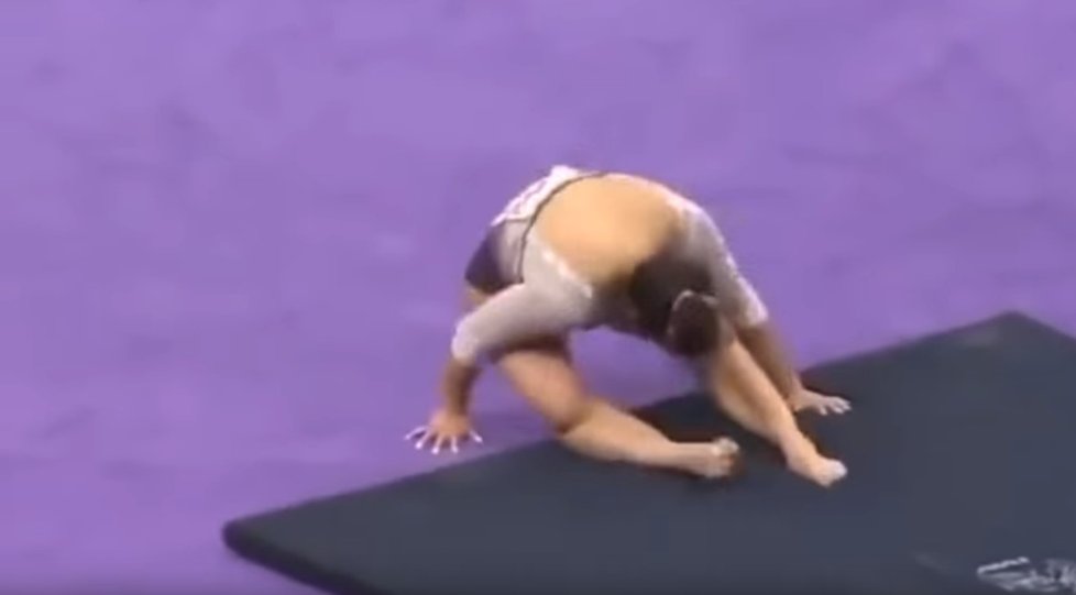 Gymnastka si při soutěži zlomila obě nohy