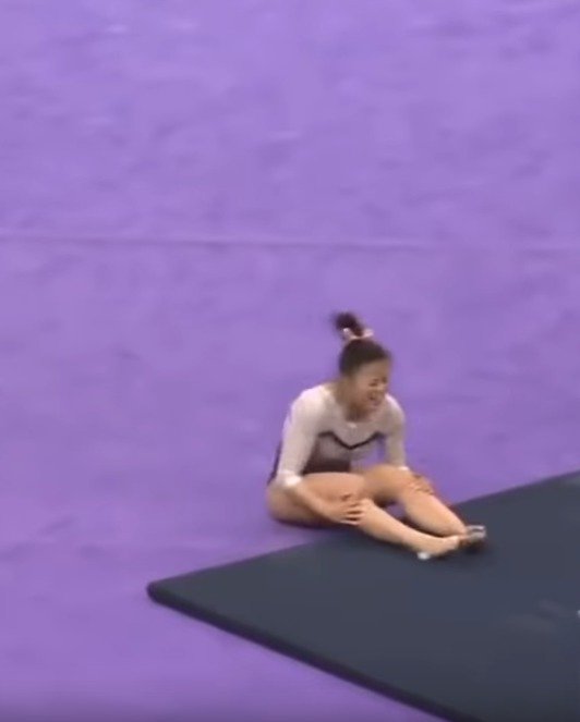 Gymnastka si při soutěži zlomila obě nohy