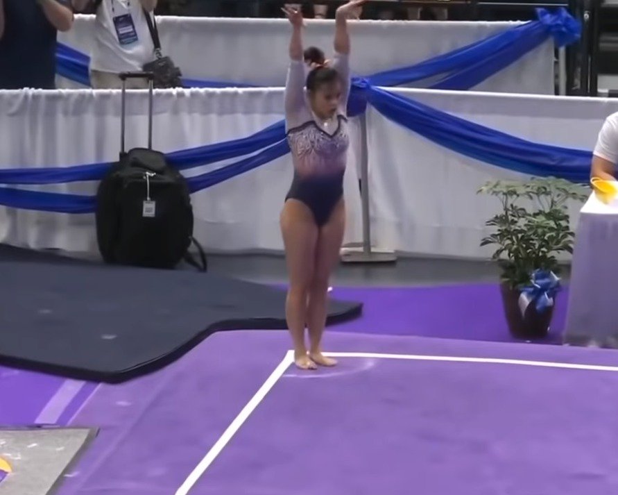 Gymnastka si při soutěži zlomila obě nohy