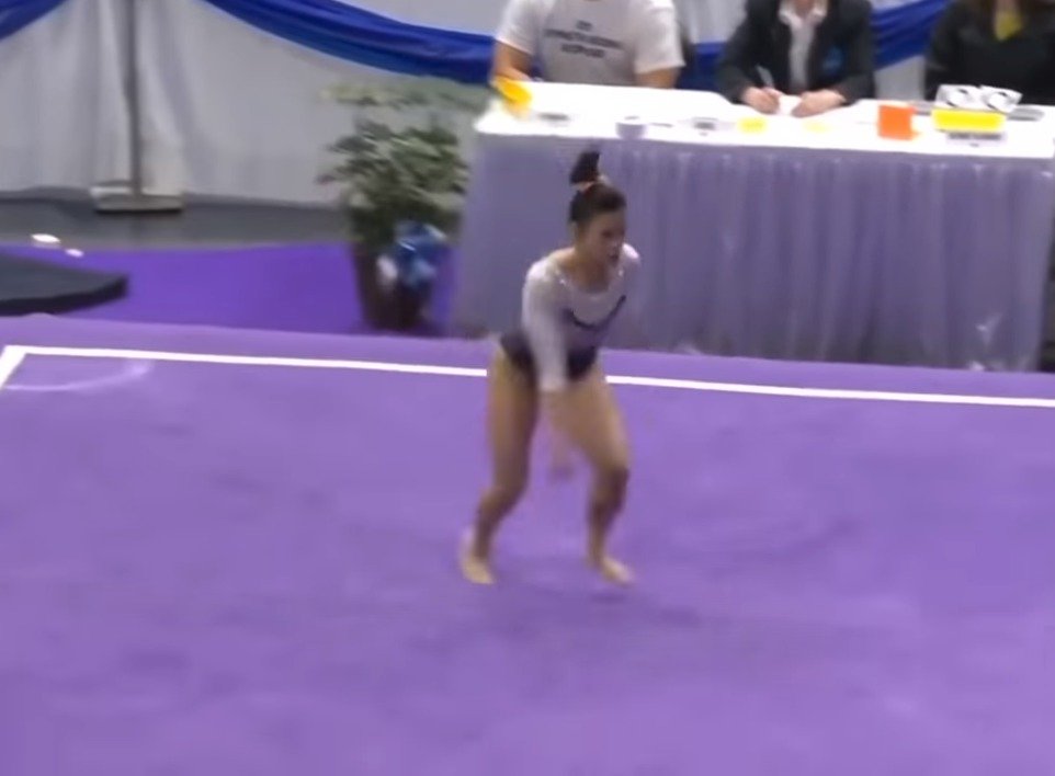 Gymnastka si při soutěži zlomila obě nohy