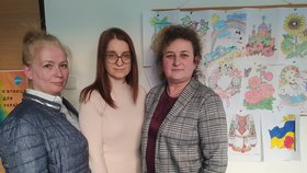 Výuku dětí uprchlíků na gymnáziu ve Stodůlkách zajišťuje několik ukrajinských učitelek a učitelů. Například zleva Ljudmila, Natalya a Nadia.