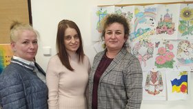 Výuku dětí uprchlíků na gymnáziu ve Stodůlkách zajišťuje několik ukrajinských učitelek a učitelů. Například zleva Ljudmila, Natalya a Nadia.