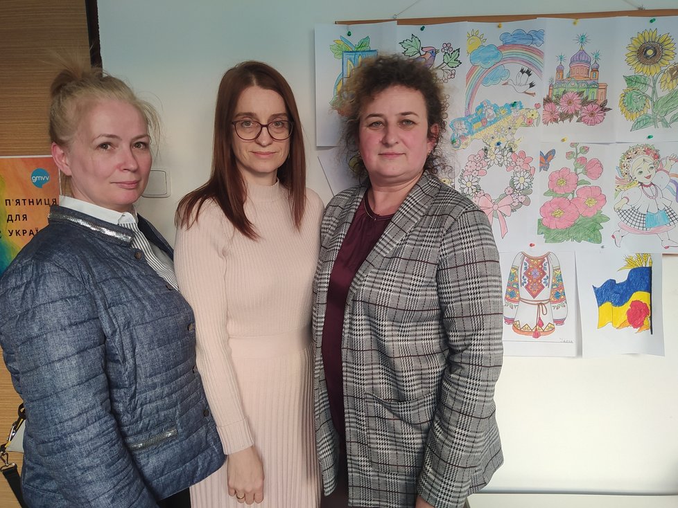Výuku dětí uprchlíků na gymnáziu ve Stodůlkách zajišťuje několik ukrajinských učitelek a učitelů. Například zleva Ljudmila, Natalya a Nadia. 