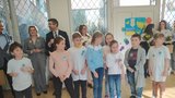 Ve Stodůlkách se učí desítky ukrajinských dětí. Jak jim jde čeština? S českými spolužáky se kamarádí pomocí her