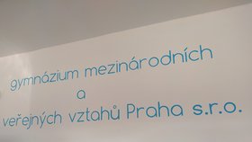 Na Gymnáziu mezinárodních a veřejných vztahů v Praze Stodůlkách se otevřely dvě třídy pro děti ukrajinských uprchlíků. S jejich výukou pomáhají ukrajinští učitelé i studenti gymnázia, kteří jsou ukrajinského původu. (25. březen 2022)