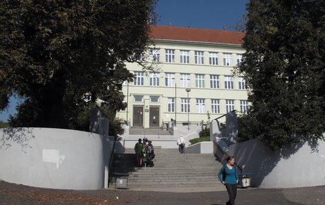 Student zaútočil na chodbě gymnázia v Chomutově.