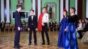 Ruské soukromé gymnázium připravuje studenty na restauraci monarchie. Namísto opěvování sovětských dob je zde idealizována doba vlády Romanovců.