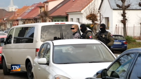 Obviněný Samuel z dvojnásobné vraždy se vrátil na místo činu.