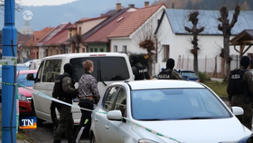 Obviněný Samuel z dvojnásobné vraždy se vrátil na místo činu.