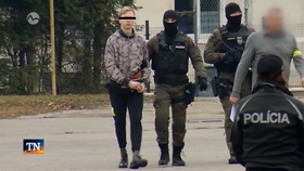 Obviněný Samuel z dvojnásobné vraždy se vrátil na místo činu.