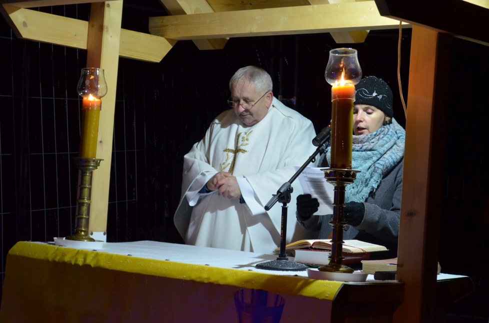 O půlnoční mši svatou byl ohromný zájem přesto, že věřícím padaly na hlavy sněhové vločky.