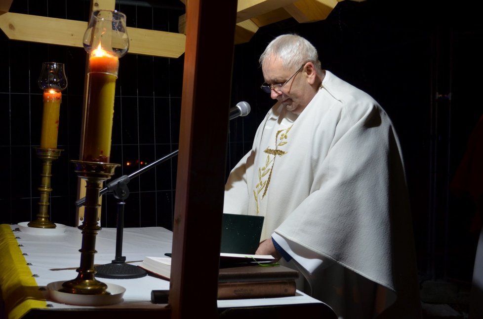 Duchovní Kazimierz Płachta nechává osud nového kostela v rukou božích.