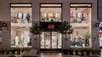 Akcie H&M padají. Firma čeká masivní ztrátu a chystá propouštění