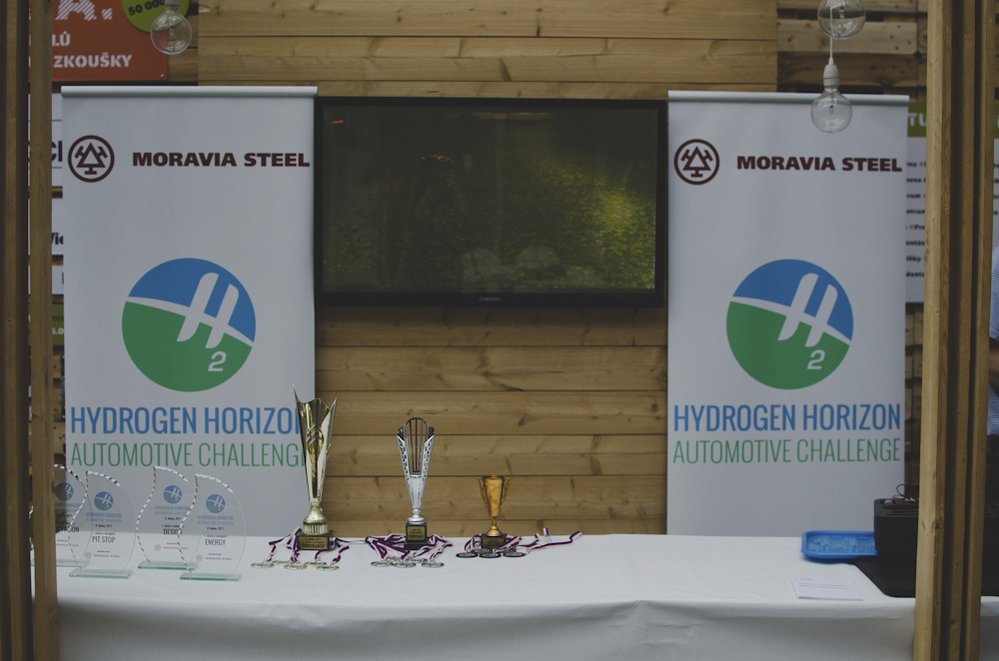 Třetí ročník závodu RC modelů aut s hybridním vodíkovým pohonem Hydrogen Horizon Automotive Challenge (H2AC) v areálu Kampusu Dejvice