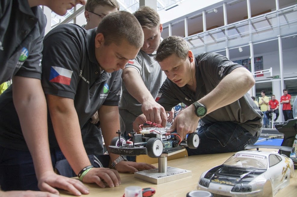 Třetí ročník závodu RC modelů aut s hybridním vodíkovým pohonem Hydrogen Horizon Automotive Challenge (H2AC) v areálu Kampusu Dejvice