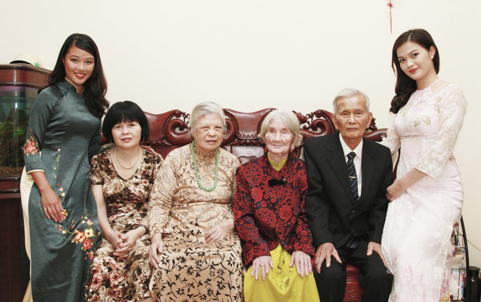 Ha Thanh se svojí tetou, babičkou, prababičkou, dědečkem a sestřenicí.