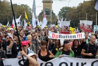 Velké protesty proti covid pasům: „Stop skrytému fašismu,“ bouřili ve třech zemích EU