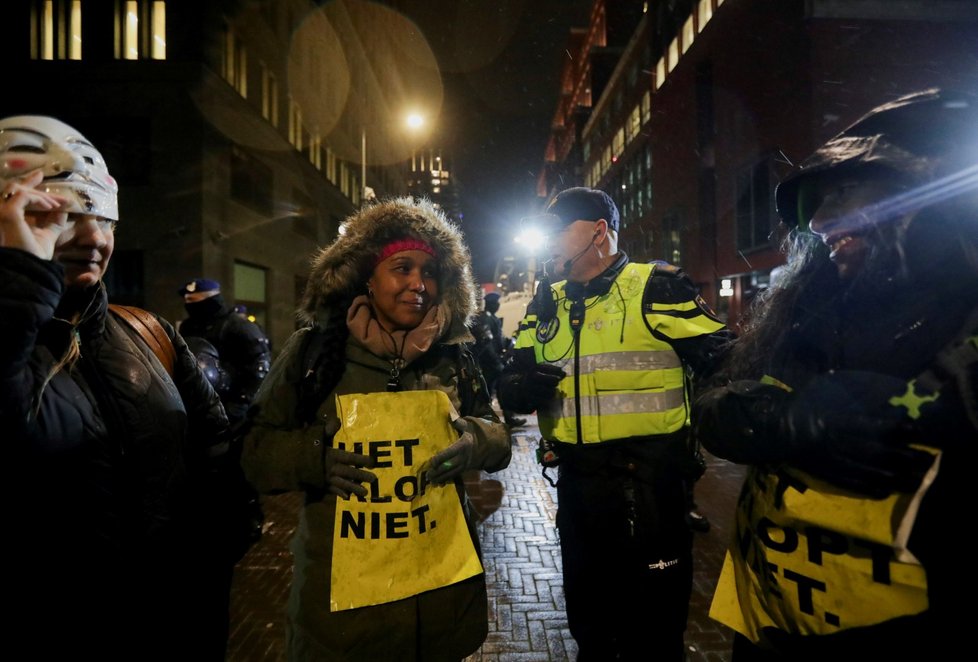 Protesty v Haagu proti koronaopatřením.