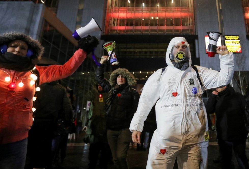 Protesty v Haagu proti koronaopatřením.