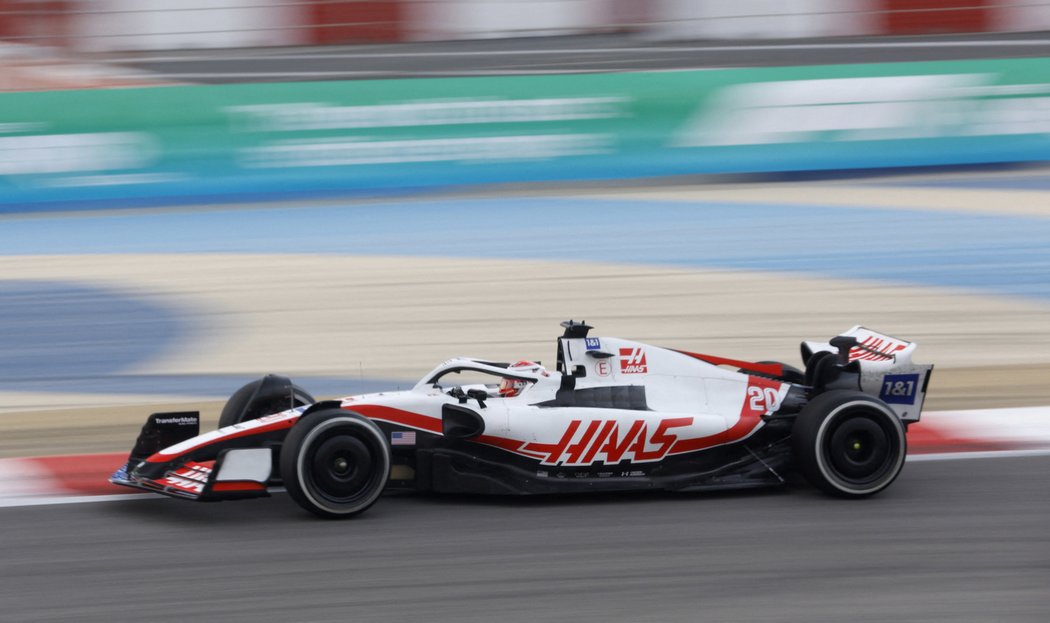 Formule týmu Haas musela změnit design, zmizela ruská trikolora.