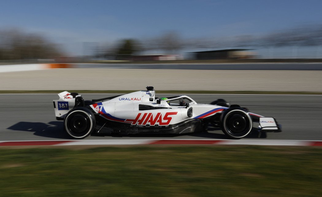 Formule týmu Haas musela změnit design, zmizela ruská trikolora.