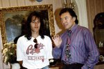 Habera roku 1992 pózuje s Karlem Gottem. Ultrakrátké šortky, tenisky, dlouhé vlasy. Možná takhle by si představoval styl naší hlavy státu.