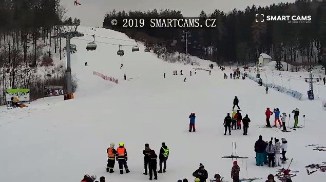 Ve skiareálu Buková hora už začaly dva vrtulníky pomáhat se záchrannou lyžařů z lanovky