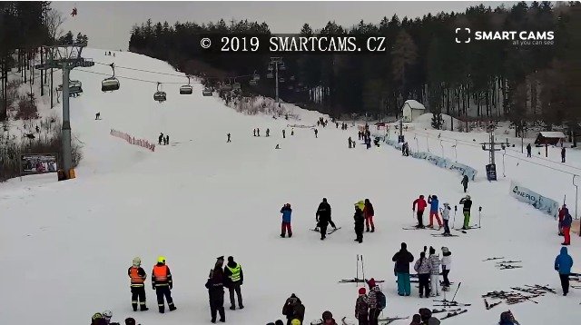 Ve skiareálu Buková hora už začaly dva vrtulníky pomáhat se záchrannou lyžařů z lanovky