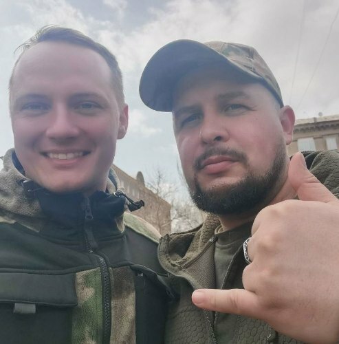Ruský válečný dobrovolník Michail Lučin (vlevo) po boku zabitého prokremelského vojenského bloggera Vladlena Tatarského.