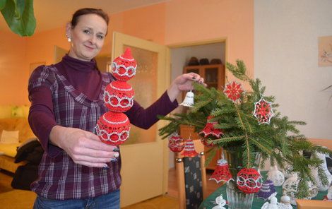Monika Šimonová háčkuje převážně z bílé příze, ale vyrábí i barevné varianty. Takhle vypadá její červeno-stříbrná kolekce.