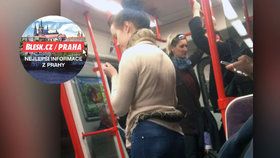Hadí žena v pražském metru: Plaza použila místo šály, cestující se báli